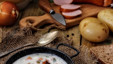 Kartoffelsuppe (немецкий картофельный суп с жареными колбасками)